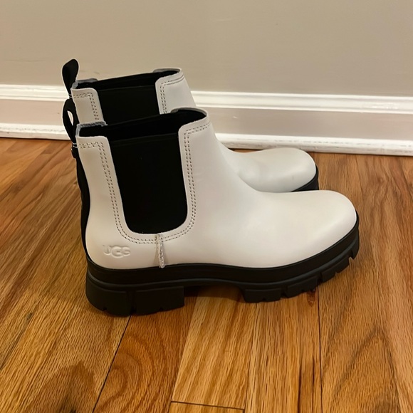 Ugg ashton Chelsea boots - Picture 1 of 8